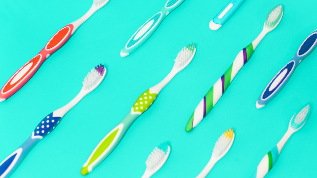 舌ブラシの使い方と注意点を解説する記事のアイキャッチ
